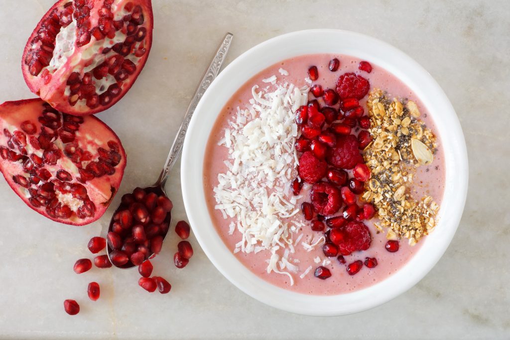 Smoothie bowl z granátového jablka